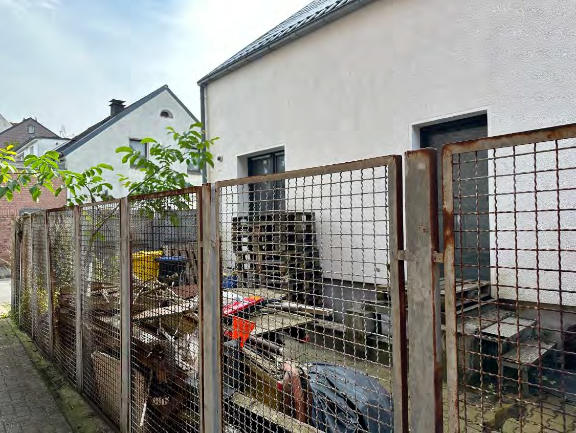 Foto 12 von 56 — Einfamilienhaus, Garagengebäude