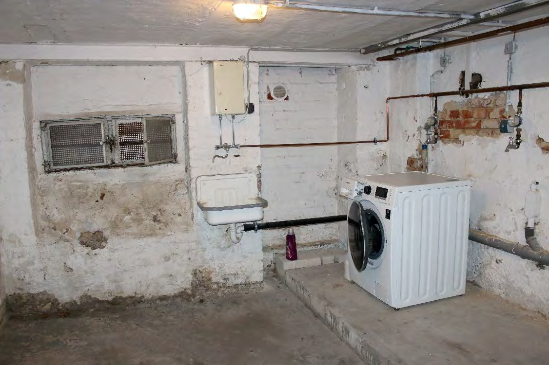 Foto 2 von 122 — Eigentumswohnung (1 bis 2 Zimmer), ETW Nr. 2 im EG: Diele, Schlafzimmer, Badezimmer, Wohnzimmer mit offenem Küchenbereich. Die ETW Nr. 2 ist zum Wertermittlungsstichtag vermietet.
