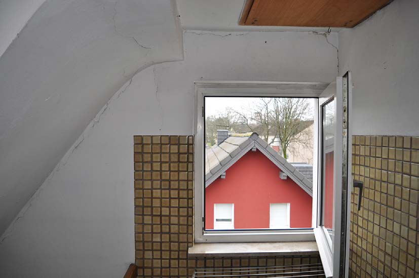 Foto 11 von 18 — Kfz-Stellplatz, Mehrfamilienhaus, 3 Garagen