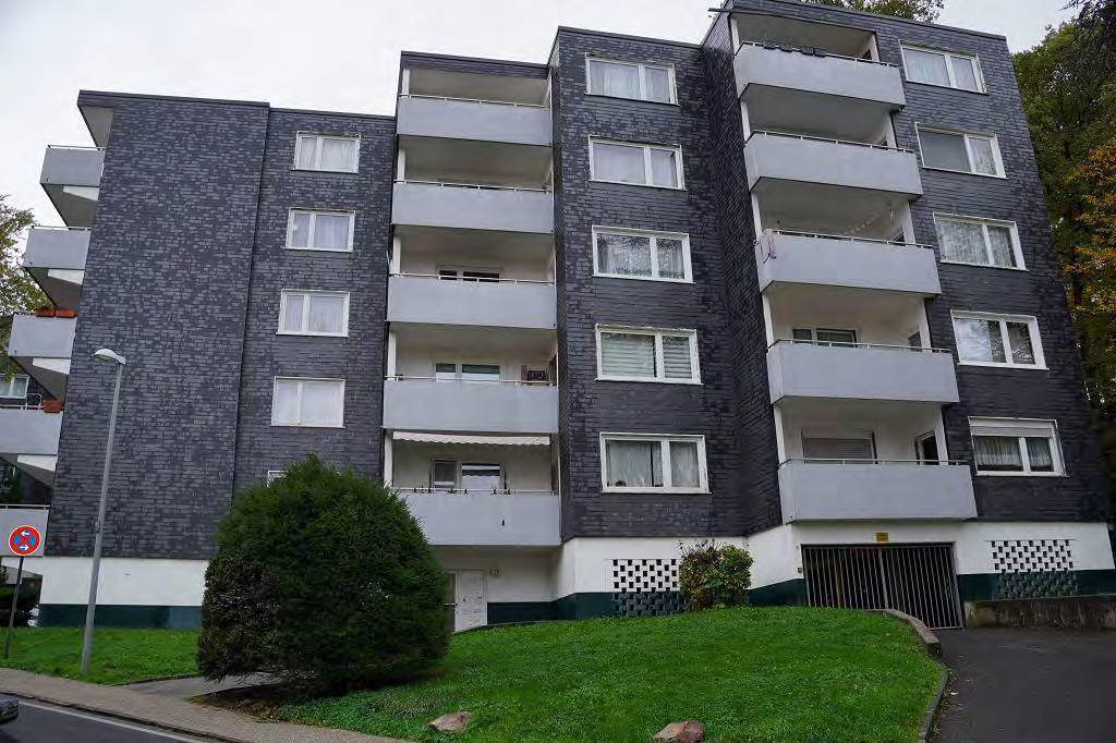 Foto 2 von 5 — Kfz-Stellplatz (Tiefgarage), Mehrfamilienhaus, Garage, Eigentumswohnung (3 bis 4 Zimmer)