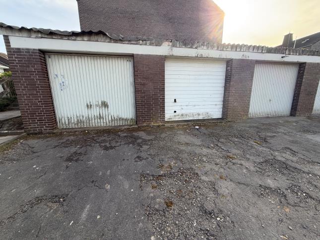 Foto 2 von 13 — Garage, Reihenhaus