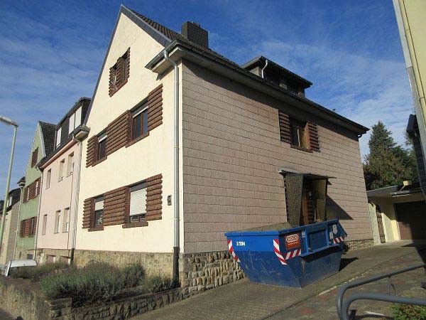 Foto 3 von 7 — Zweifamilienhaus, Garage