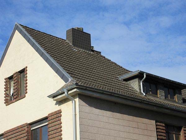 Foto 5 von 7 — Zweifamilienhaus, Garage