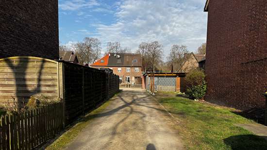 Foto 3 von 8 — Zweifamilienhaus, und Garage+Carports, anteilige Wegeflächen, anteilige Wegeflächen