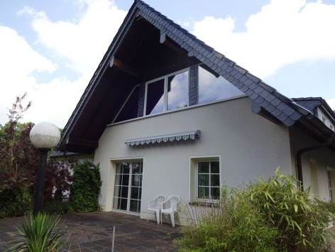 Foto 6 von 8 — Einfamilienhaus, Doppelgarage, Nebengebäude (genehmigt als Wasch- und Geräteschuppen)