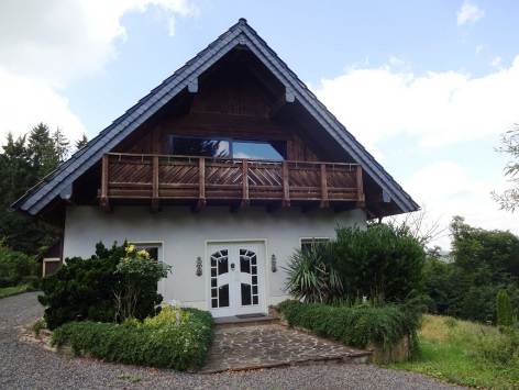 Foto 3 von 8 — Einfamilienhaus, Doppelgarage, Nebengebäude (genehmigt als Wasch- und Geräteschuppen)