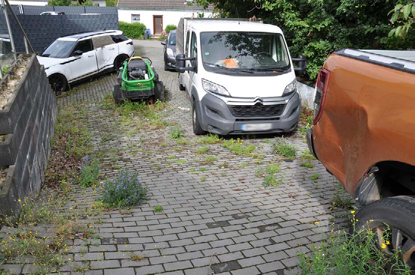 Foto 8 von 15 — Kfz-Stellplatz, Gewerbeeinheit (z.B. Laden, Büro), Garage, Einfamilienhaus