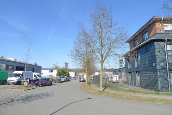 Foto 2 von 38 — gewerblich genutztes Grundstück