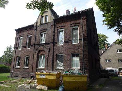 Foto 3 von 22 — Garage, Mehrfamilienhaus, 2 Mehrfamilienhäuser und ein Garagengebäude