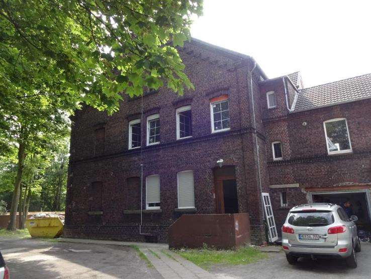 Foto 5 von 22 — Garage, Mehrfamilienhaus, 2 Mehrfamilienhäuser und ein Garagengebäude