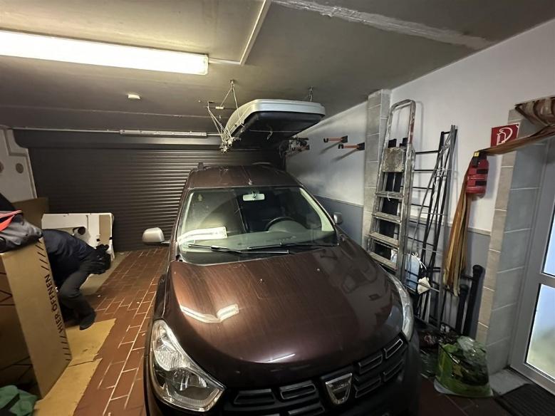 Foto 9 von 25 — Garage, Doppelhaushälfte, Die Garage ist im KG des Hauses integriert.