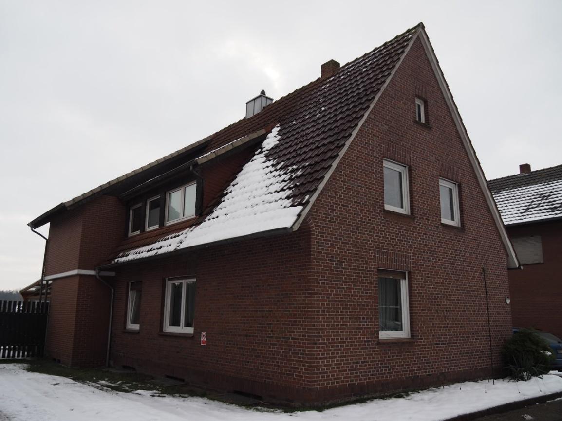 Foto 2 von 6 — Garage, Einfamilienhaus, Das genehmigte wird derzeit als Wohnhaus mit 3 Wohneinheiten genutzt - 2 weitere Nebenanlagen (Schuppen)