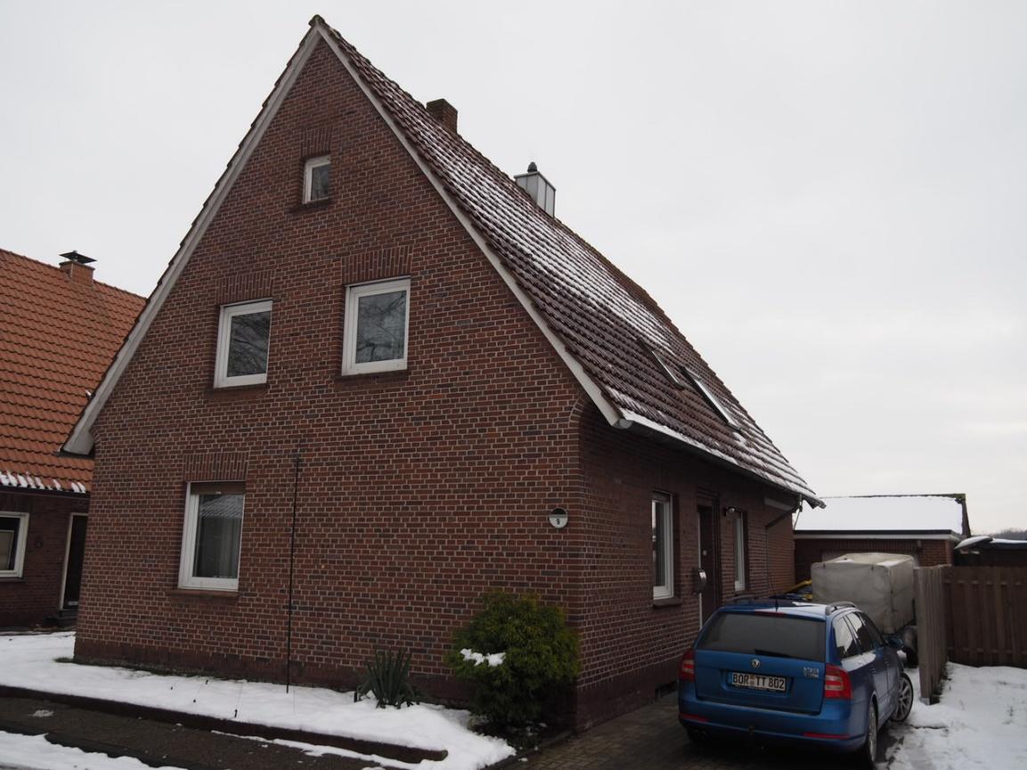 Foto 1 von 6 — Garage, Einfamilienhaus, Das genehmigte wird derzeit als Wohnhaus mit 3 Wohneinheiten genutzt - 2 weitere Nebenanlagen (Schuppen)