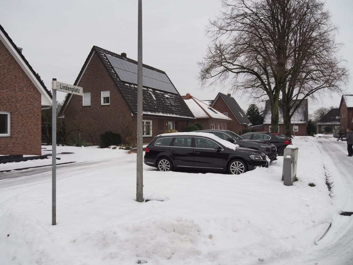 Foto 4 von 6 — Garage, Einfamilienhaus, Das genehmigte wird derzeit als Wohnhaus mit 3 Wohneinheiten genutzt - 2 weitere Nebenanlagen (Schuppen)