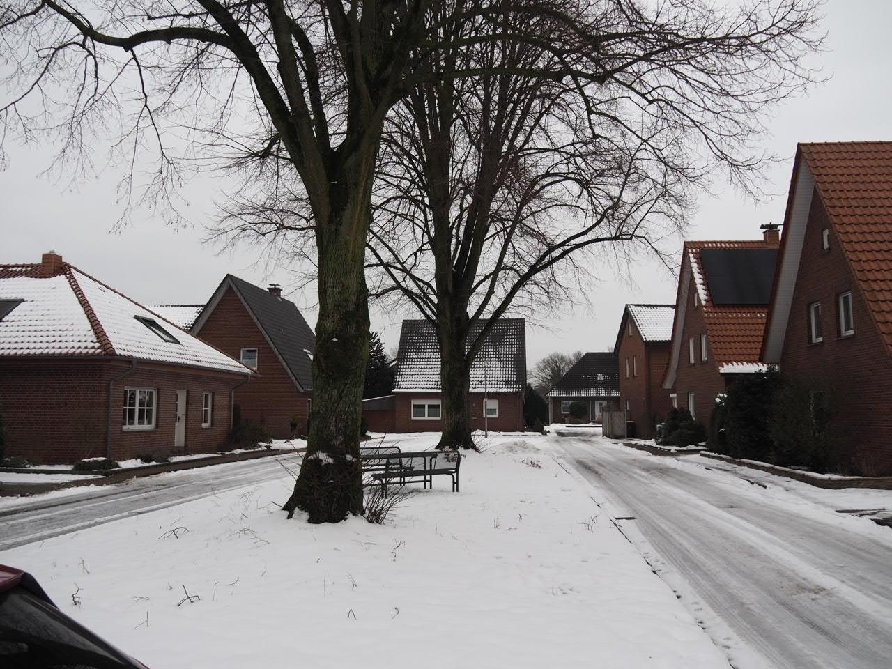 Foto 3 von 6 — Garage, Einfamilienhaus, Das genehmigte wird derzeit als Wohnhaus mit 3 Wohneinheiten genutzt - 2 weitere Nebenanlagen (Schuppen)