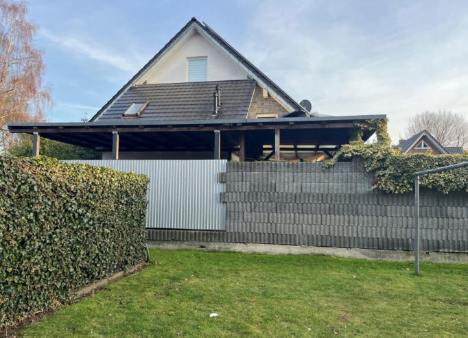 Foto 10 von 22 — Zweifamilienhaus, Kfz-Stellplatz, Garage, Doppelhaushälfte, Carport nicht legitimiert