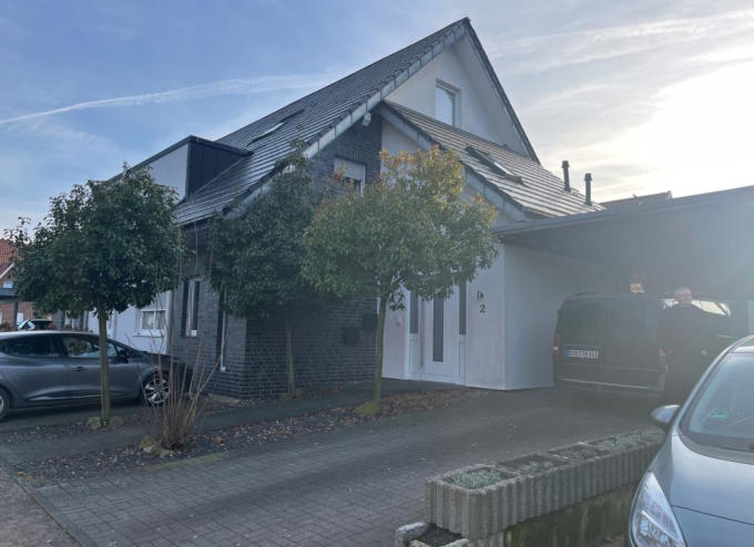 Foto 6 von 22 — Zweifamilienhaus, Kfz-Stellplatz, Garage, Doppelhaushälfte, Carport nicht legitimiert