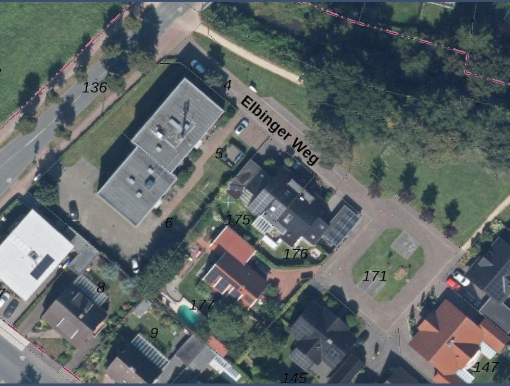 Foto 15 von 22 — Zweifamilienhaus, Kfz-Stellplatz, Garage, Doppelhaushälfte, Carport nicht legitimiert