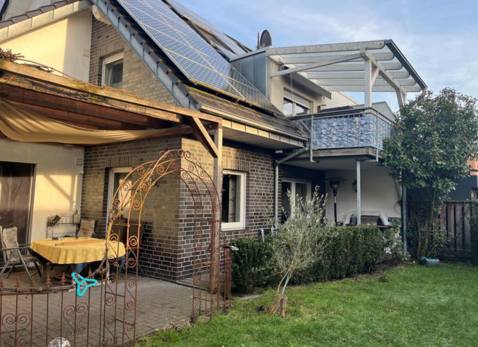 Foto 7 von 22 — Zweifamilienhaus, Kfz-Stellplatz, Garage, Doppelhaushälfte, Carport nicht legitimiert