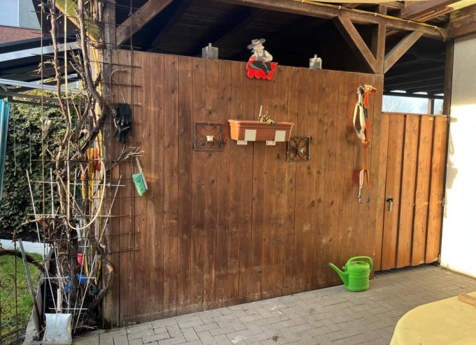Foto 14 von 22 — Zweifamilienhaus, Kfz-Stellplatz, Garage, Doppelhaushälfte, Carport nicht legitimiert