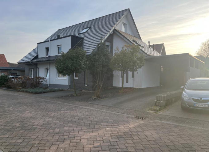 Foto 4 von 22 — Zweifamilienhaus, Kfz-Stellplatz, Garage, Doppelhaushälfte, Carport nicht legitimiert