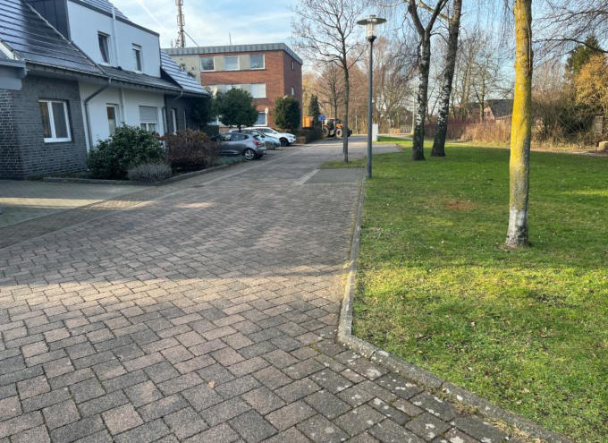 Foto 5 von 22 — Zweifamilienhaus, Kfz-Stellplatz, Garage, Doppelhaushälfte, Carport nicht legitimiert
