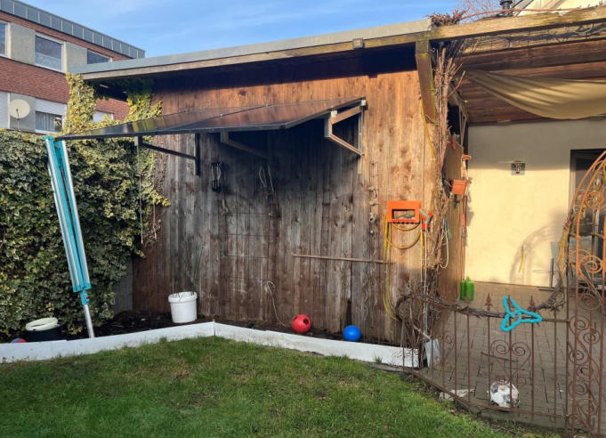 Foto 9 von 22 — Zweifamilienhaus, Kfz-Stellplatz, Garage, Doppelhaushälfte, Carport nicht legitimiert