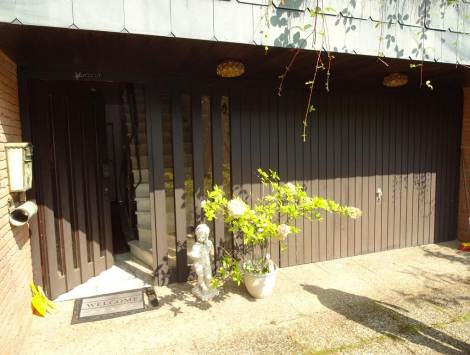 Foto 4 von 5 — Garage, Einfamilienhaus, Einfamilienwohnhaus mit 2 Apartmentwohnung und Garage