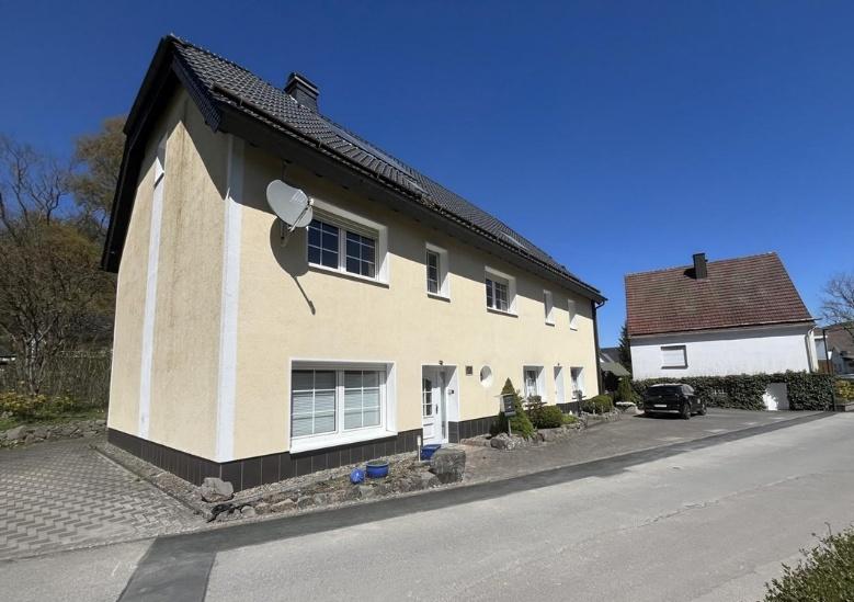 Foto 2 von 10 — unbebautes Grundstück, Garage, Mehrfamilienhaus, zwei Garagen mit Werkstatt