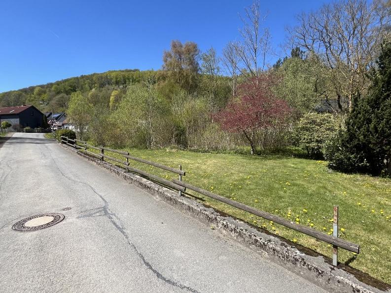 Foto 4 von 10 — unbebautes Grundstück, Garage, Mehrfamilienhaus, zwei Garagen mit Werkstatt