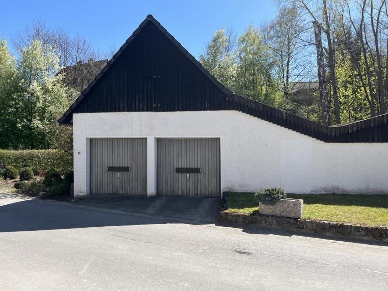 Foto 6 von 10 — unbebautes Grundstück, Garage, Mehrfamilienhaus, zwei Garagen mit Werkstatt
