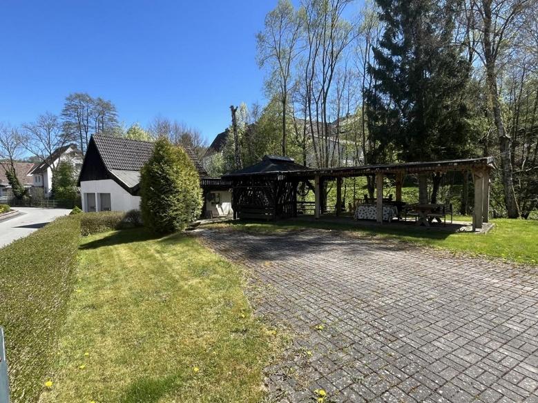 Foto 5 von 10 — unbebautes Grundstück, Garage, Mehrfamilienhaus, zwei Garagen mit Werkstatt