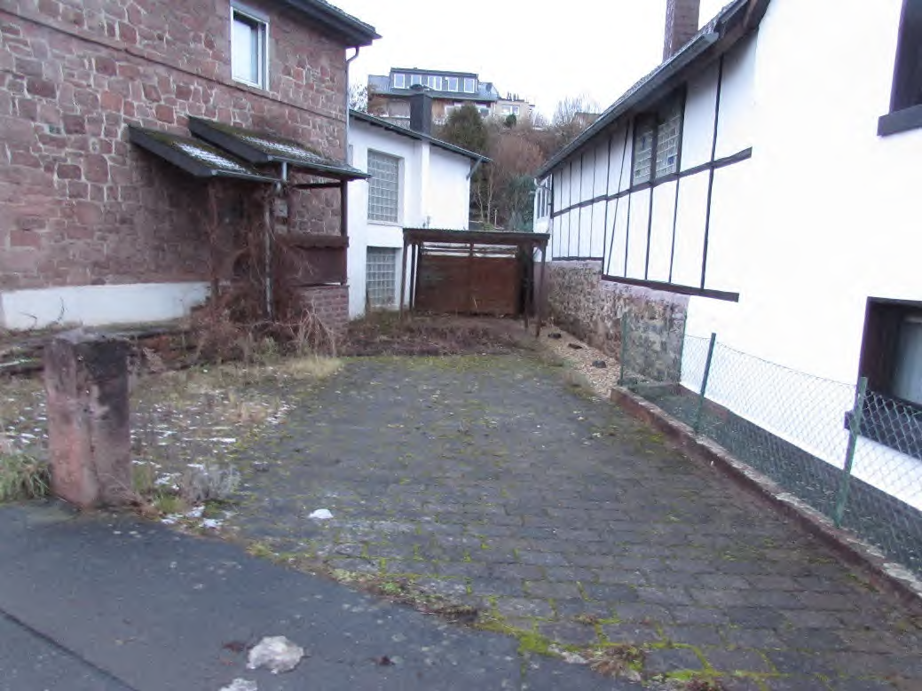 Foto 10 von 17 — Zweifamilienhaus, Kfz-Stellplatz, Garage