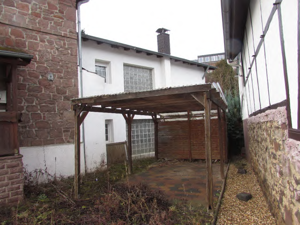 Foto 11 von 17 — Zweifamilienhaus, Kfz-Stellplatz, Garage