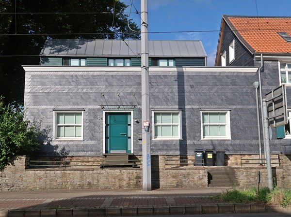 Foto 3 von 9 — Kfz-Stellplatz, Garage, Einfamilienhaus, Einfamilienhaus, einseitig angebaut, 2 Garagen, Stepllplatz