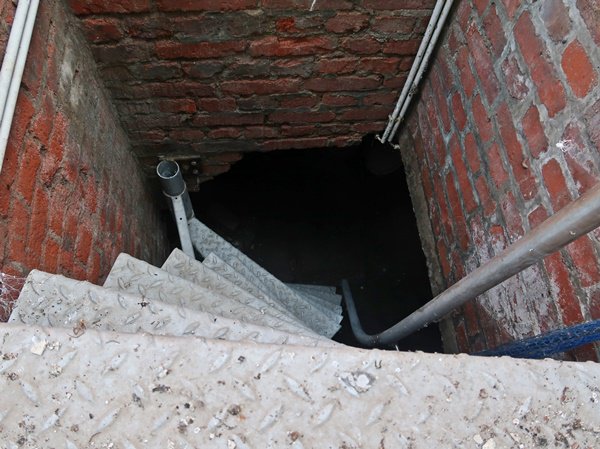 Foto 6 von 9 — Kfz-Stellplatz, Garage, Einfamilienhaus, Einfamilienhaus, einseitig angebaut, 2 Garagen, Stepllplatz