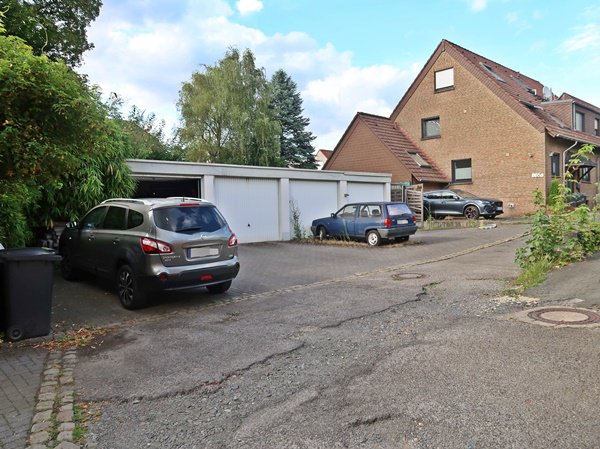Foto 8 von 9 — Kfz-Stellplatz, Garage, Einfamilienhaus, Einfamilienhaus, einseitig angebaut, 2 Garagen, Stepllplatz