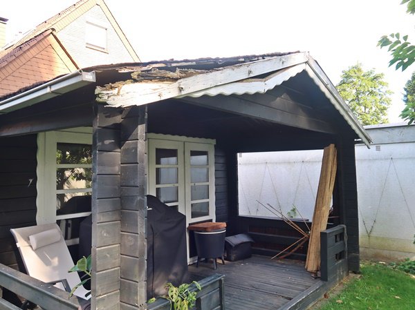 Foto 5 von 9 — Kfz-Stellplatz, Garage, Einfamilienhaus, Einfamilienhaus, einseitig angebaut, 2 Garagen, Stepllplatz