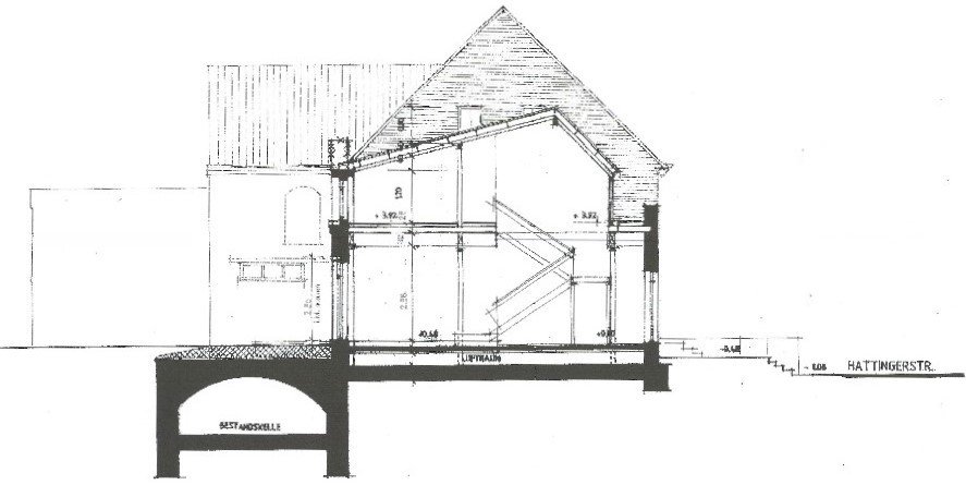 Foto 2 von 9 — Kfz-Stellplatz, Garage, Einfamilienhaus, Einfamilienhaus, einseitig angebaut, 2 Garagen, Stepllplatz