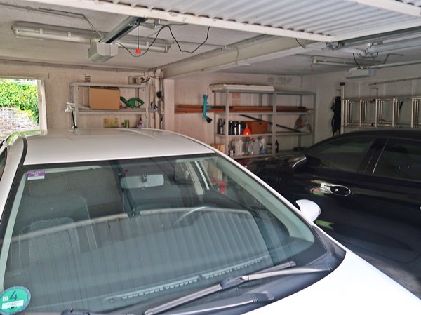 Foto 7 von 9 — Kfz-Stellplatz, Garage, Einfamilienhaus, Einfamilienhaus, einseitig angebaut, 2 Garagen, Stepllplatz