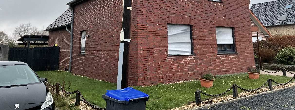 Foto 4 von 12 — Garage, Einfamilienhaus, Anbau und Nebengebäude