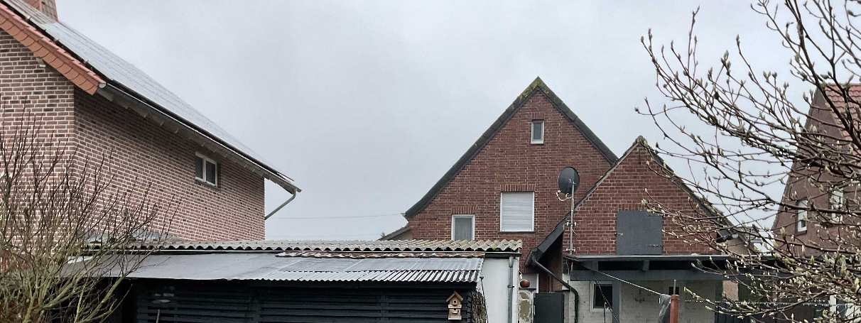 Foto 5 von 12 — Garage, Einfamilienhaus, Anbau und Nebengebäude