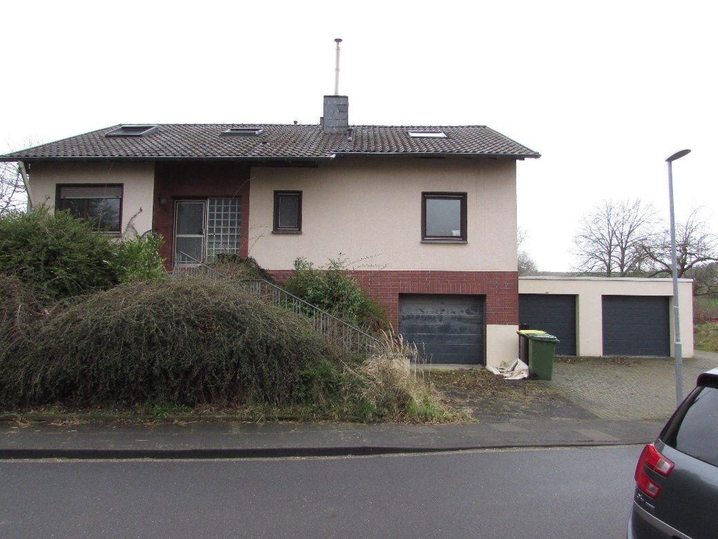 Foto 5 von 19 — Zweifamilienhaus, Garage