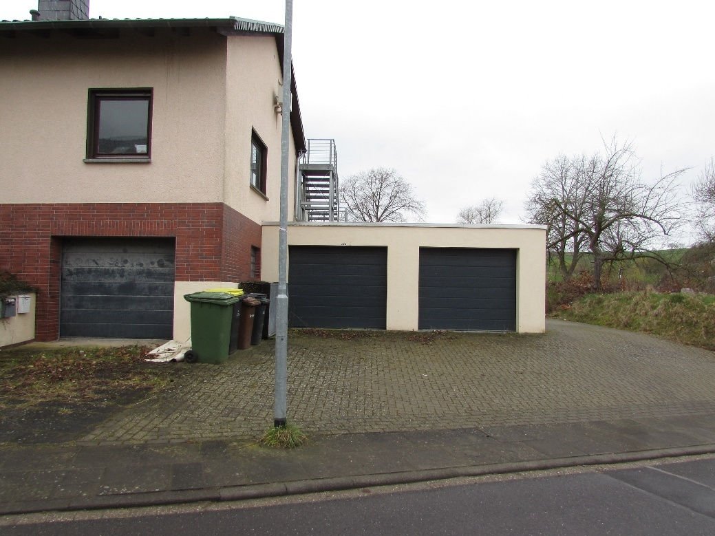 Foto 11 von 19 — Zweifamilienhaus, Garage