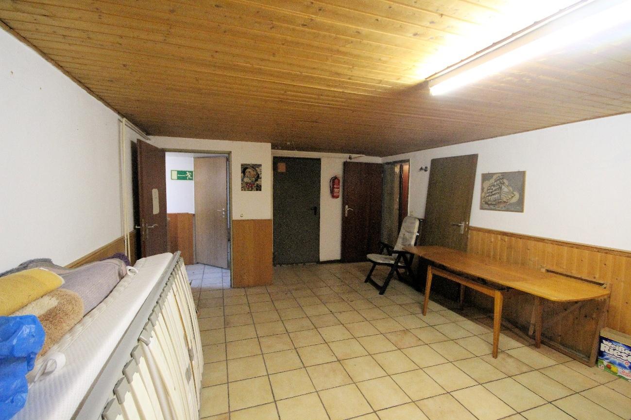 Foto 3 von 53 — Garage, Eigentumswohnung (ab 5 Zimmer), Wohnungseigentum in einem Einfamilienhaus