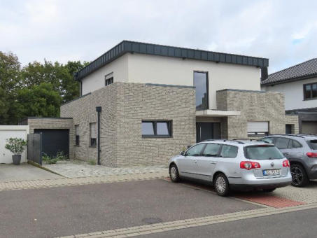 Foto 1 von 23 — Garage, Einfamilienhaus, Wohnhaus mit 2 PKW-Garagen