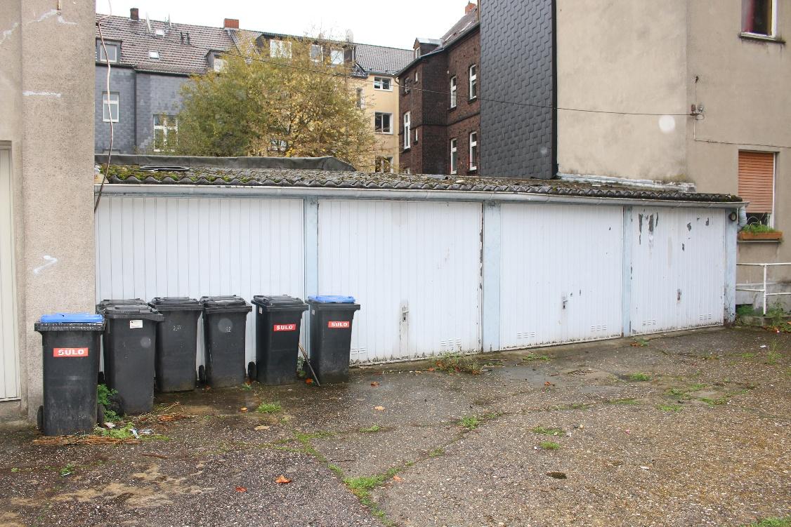 Foto 46 von 72 — Mehrfamilienhaus, zwei Nebengebäude (Werkstatt), einem Garagengebäude (Einzelgarage) und vier Reihengaragen