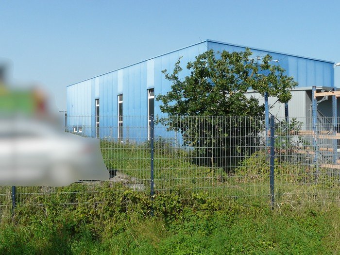Foto 3 von 7 — gewerblich genutztes Grundstück, Betriebsgebäude mit Doppelcarport