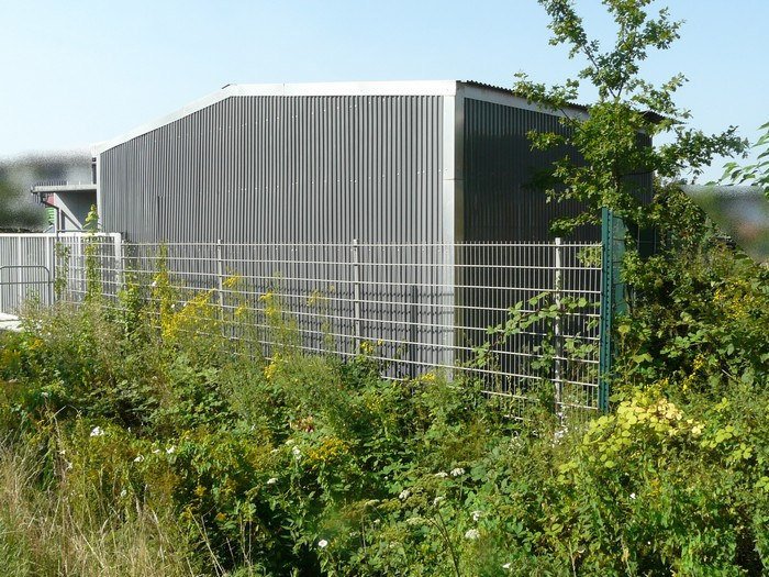 Foto 6 von 7 — gewerblich genutztes Grundstück, Betriebsgebäude mit Doppelcarport