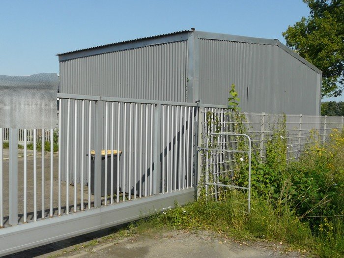 Foto 5 von 7 — gewerblich genutztes Grundstück, Betriebsgebäude mit Doppelcarport